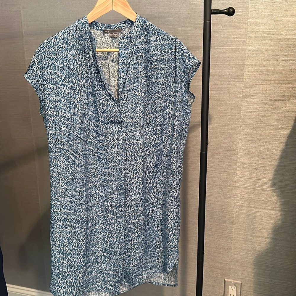 Vince relaxed fit silk dress. XXS. Belt NOT included. Blue and white pattern.
